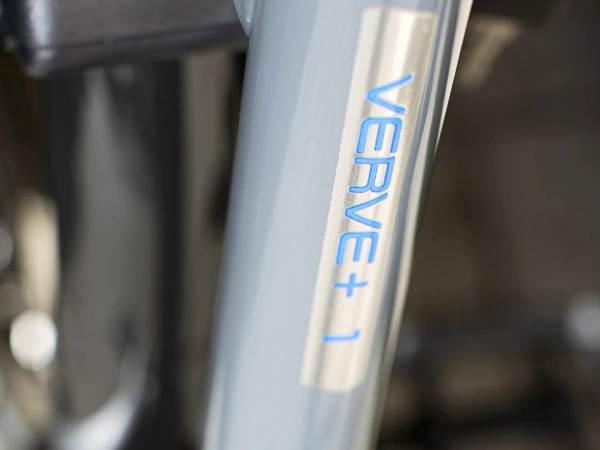 Rower elektryczny miejski z niskim przekrokiem Trek Verve+ 1 Solid Charcoal