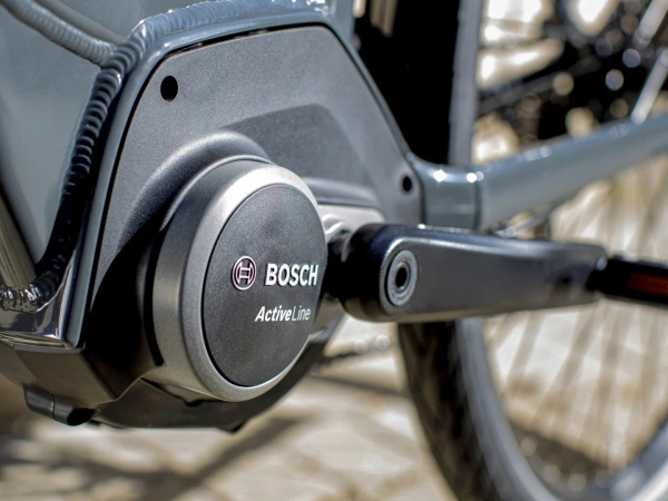 Rower elektryczny miejski z niskim przekrokiem Trek Verve+ 1 Solid Charcoal