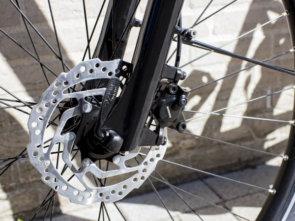 Rower elektryczny miejski z niskim przekrokiem Trek Verve+ 1 Solid Charcoal