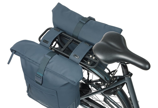 Sakwa na bagażnik podwójna Basil Brooklyn (granatowa 41 litrów)