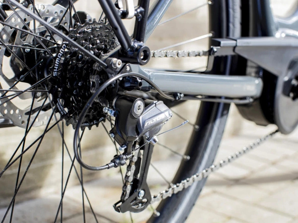 Rower elektryczny miejski z niskim przekrokiem Trek Verve+ 1 Solid Charcoal