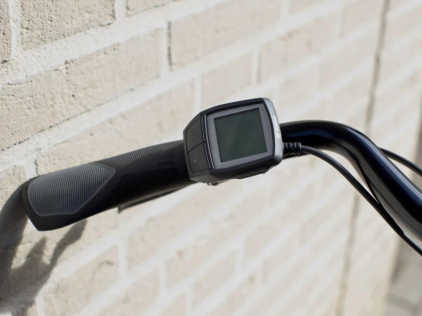 Rower elektryczny miejski z niskim przekrokiem Trek Verve+ 1 Solid Charcoal