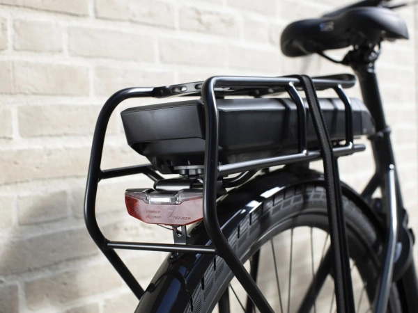 Rower elektryczny miejski z niskim przekrokiem Trek Verve+ 1 Solid Charcoal