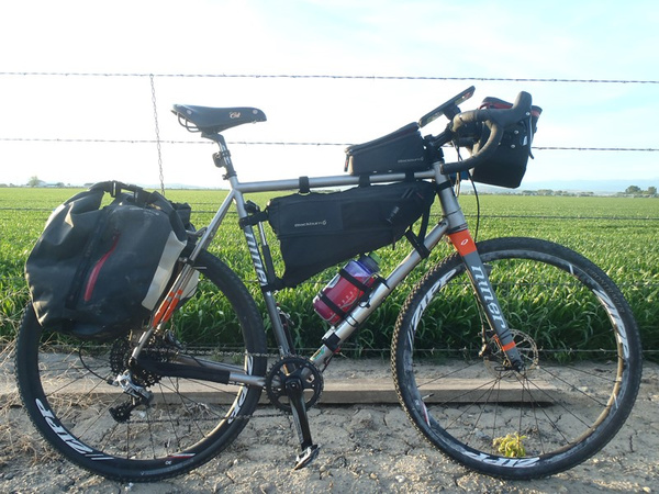 Torba na ramę BLACKBURN OUTPOST TOP TUBE 1L (czarna)