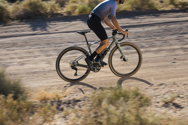 Rower gravel Giant Revolt Advanced 0 (2025) | karbonowy | Aurora Noise