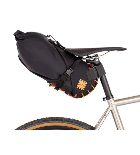 Torba podsiodłowa Restrap Saddle Pack (8L; czarno-pomarańczowa)