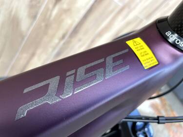 Rower elektryczny Orbea E-MTB Rise H30 fioletowo-czarny (2022 - malowanie z roku 2023) + wysyłka (rower w 100% gotowy do jazdy)